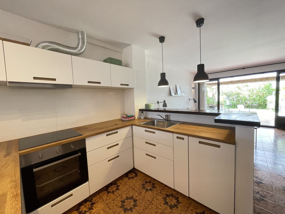 Beautiful House with private garden in a residential area close to Pals Beach