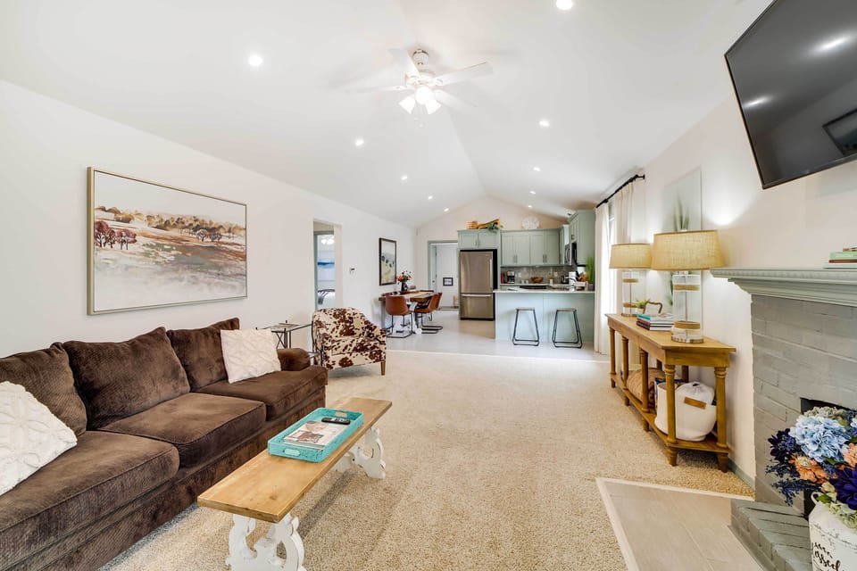 Living Room | Free WiFi | Smart TV | Central A/C & Heating