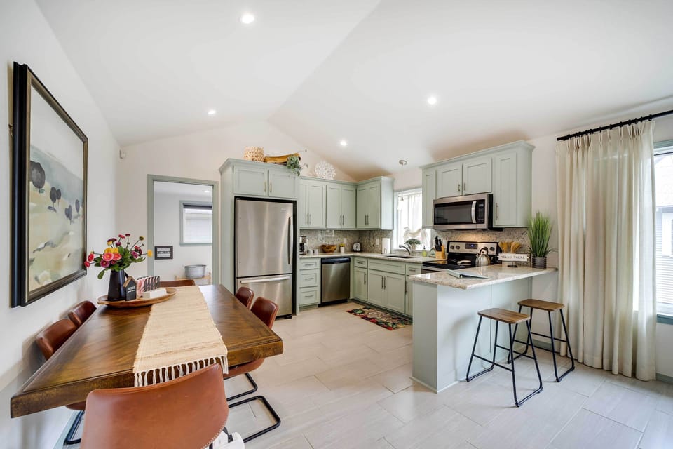 Dining Area & Kitchen