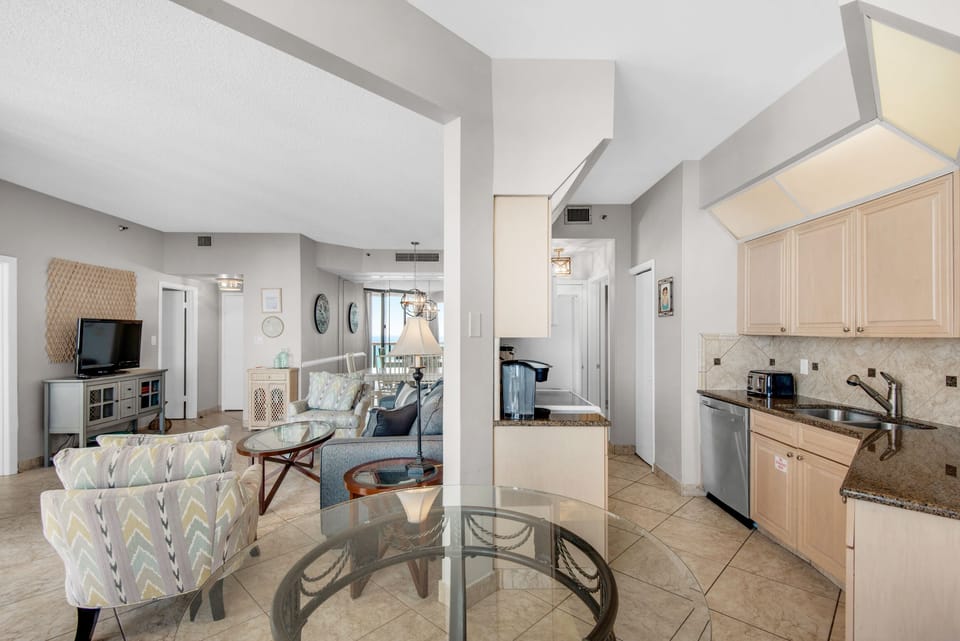 Dining table to kitchen