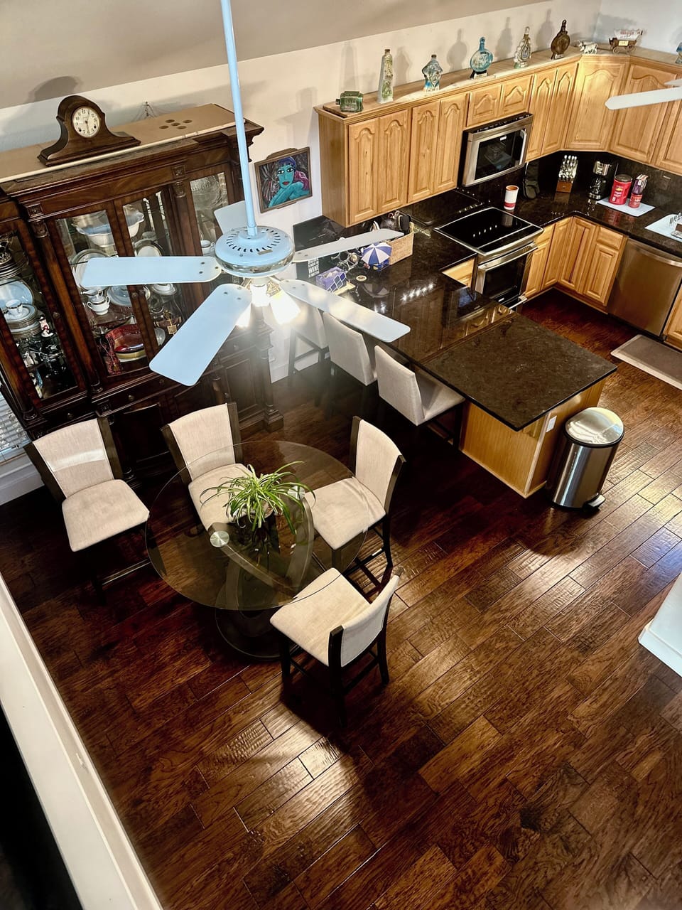 Kitchen & dining area 