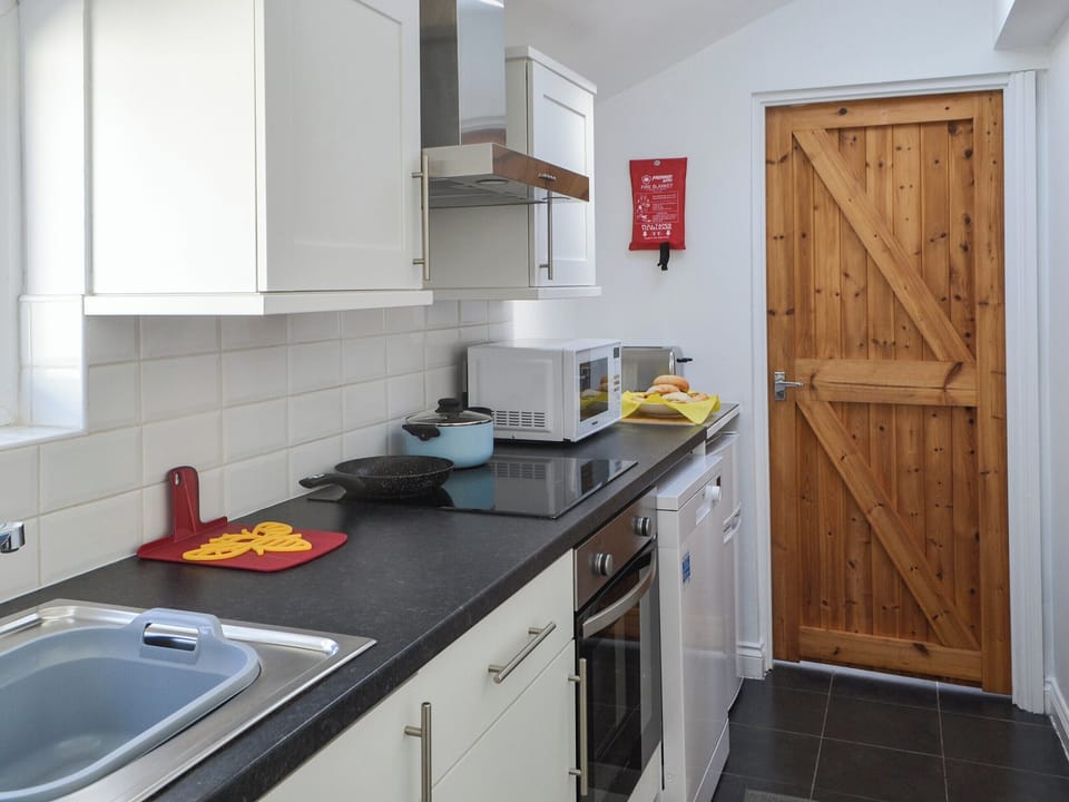 Kitchen | Brier Dene Middle Cottage - Brier Dene Farm Cottages, Old Hartley, near Whitley Bay 