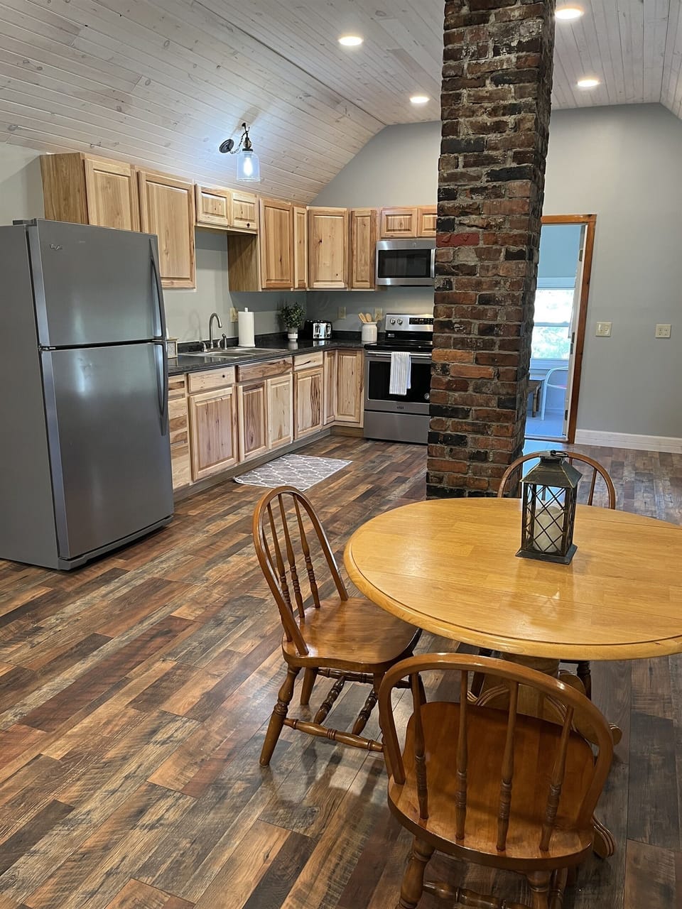 Eat-in kitchen