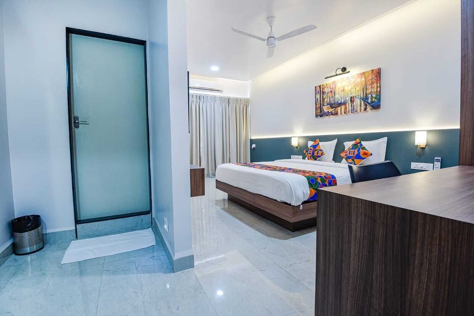 Executive AC | Hypo-allergenic bedding, desk, laptop workspace, free WiFi