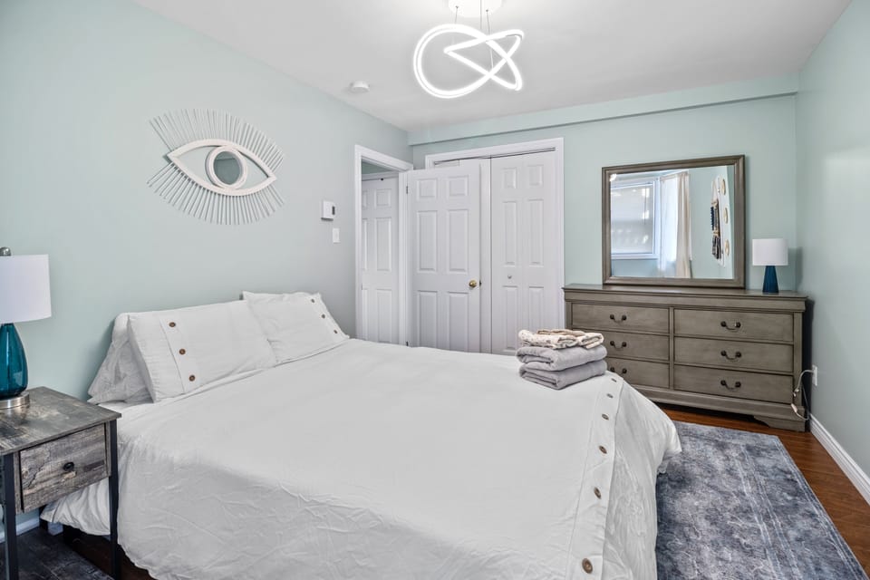 🛌️ Unwind in comfort after a long day of exploring with our plush queen bed, complete with soft pillows and a crisp duvet for a restful night's sleep. 