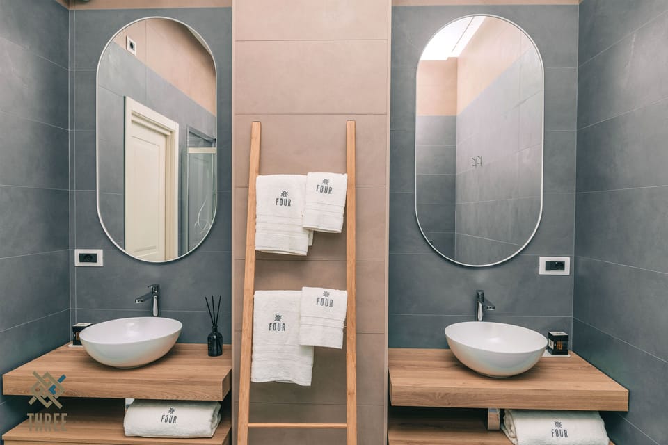 Deluxe Room | Bathroom | Shower, hair dryer, bathrobes, bidet