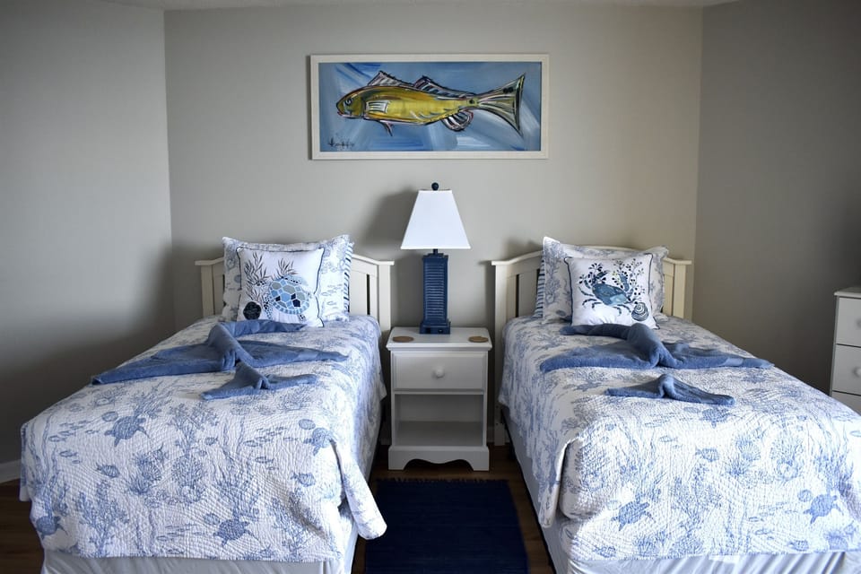Oceanfront Guest Bedroom w/Two Twin Beds