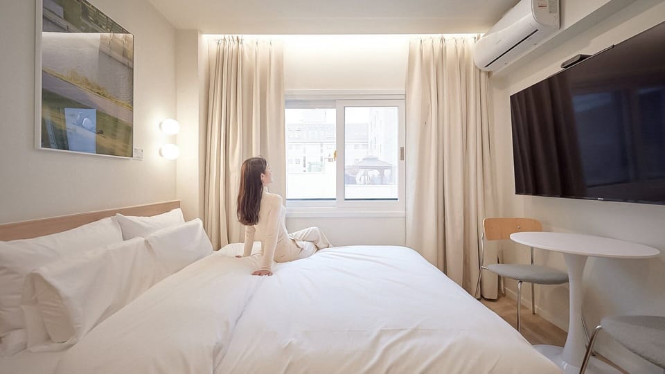 Cozy Standard | Premium bedding, individually decorated, individually furnished