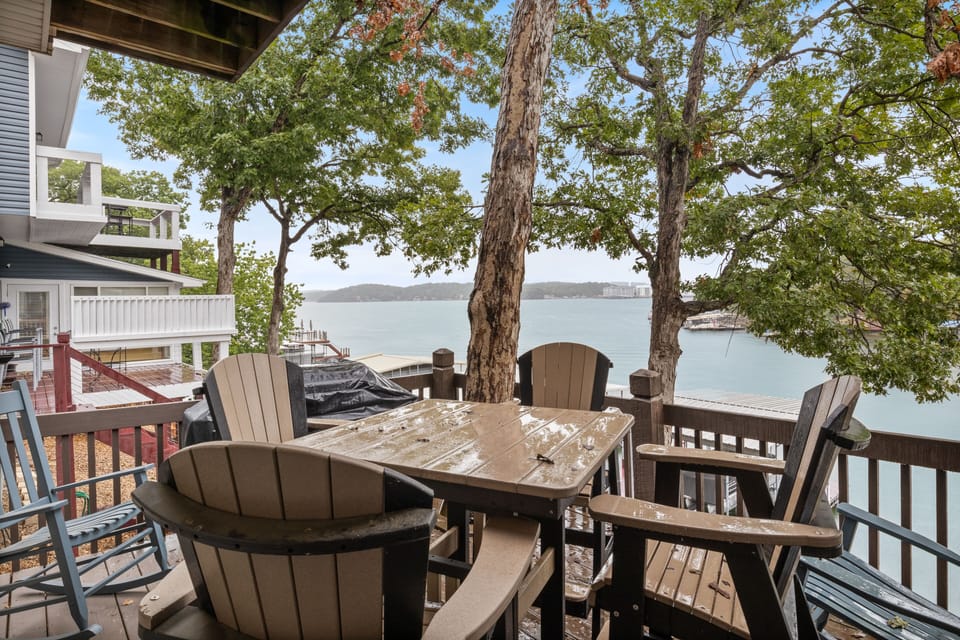 Deck landing with table and chairs