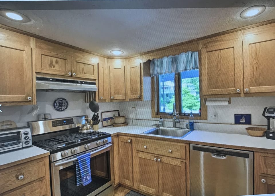 Beautiful fully equipped kitchen gas range, dishwasher and k cup coffee maker