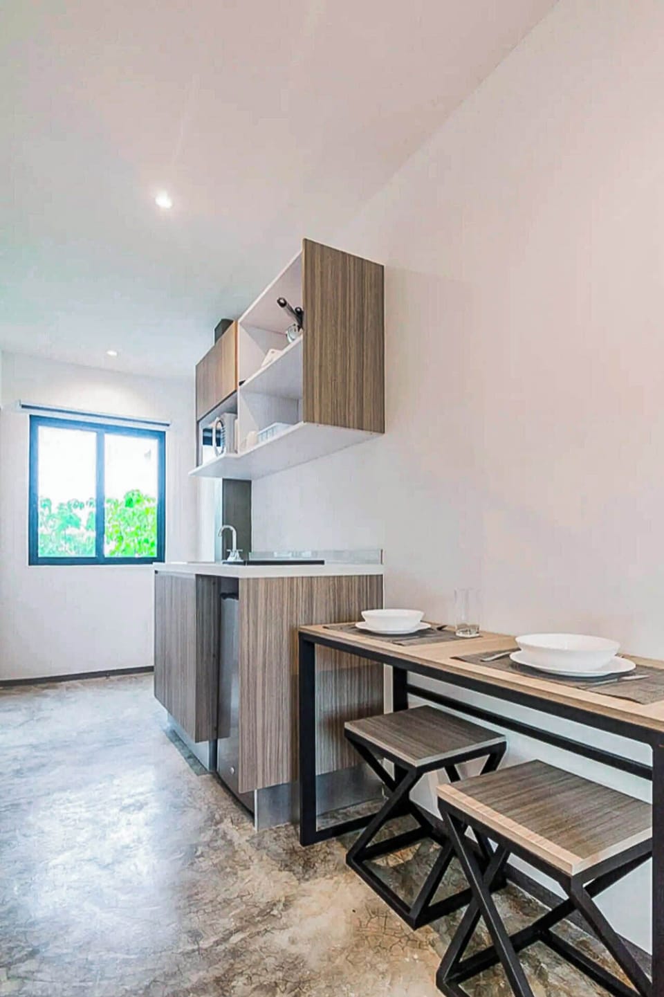 Functional kitchen with a table and chairs in Playa del Carmen