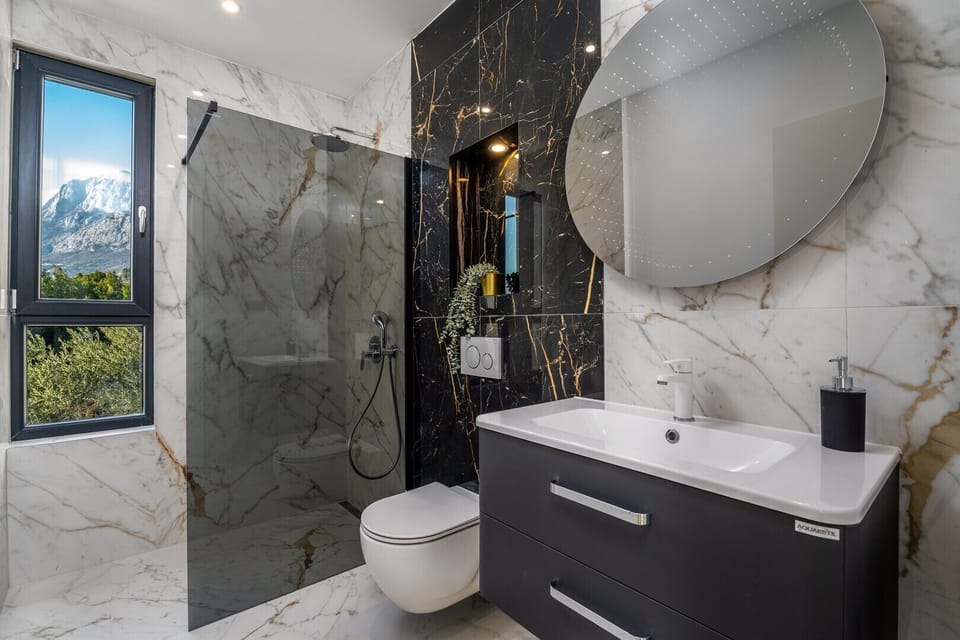 En-suite bathroom with a shower, and amazing mountain views.