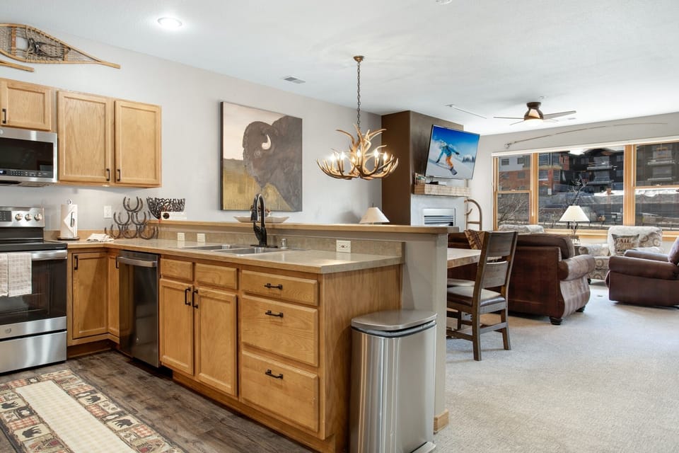 Condo, 3 Bedrooms | Private kitchen | Fridge, oven, coffee/tea maker, toaster