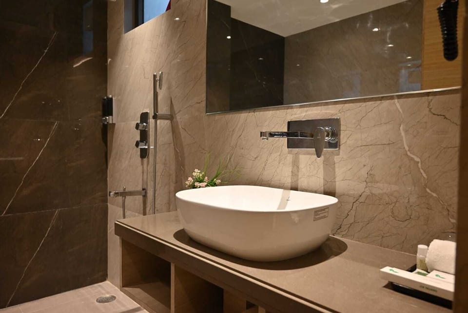 Shower, rainfall showerhead, free toiletries, hair dryer