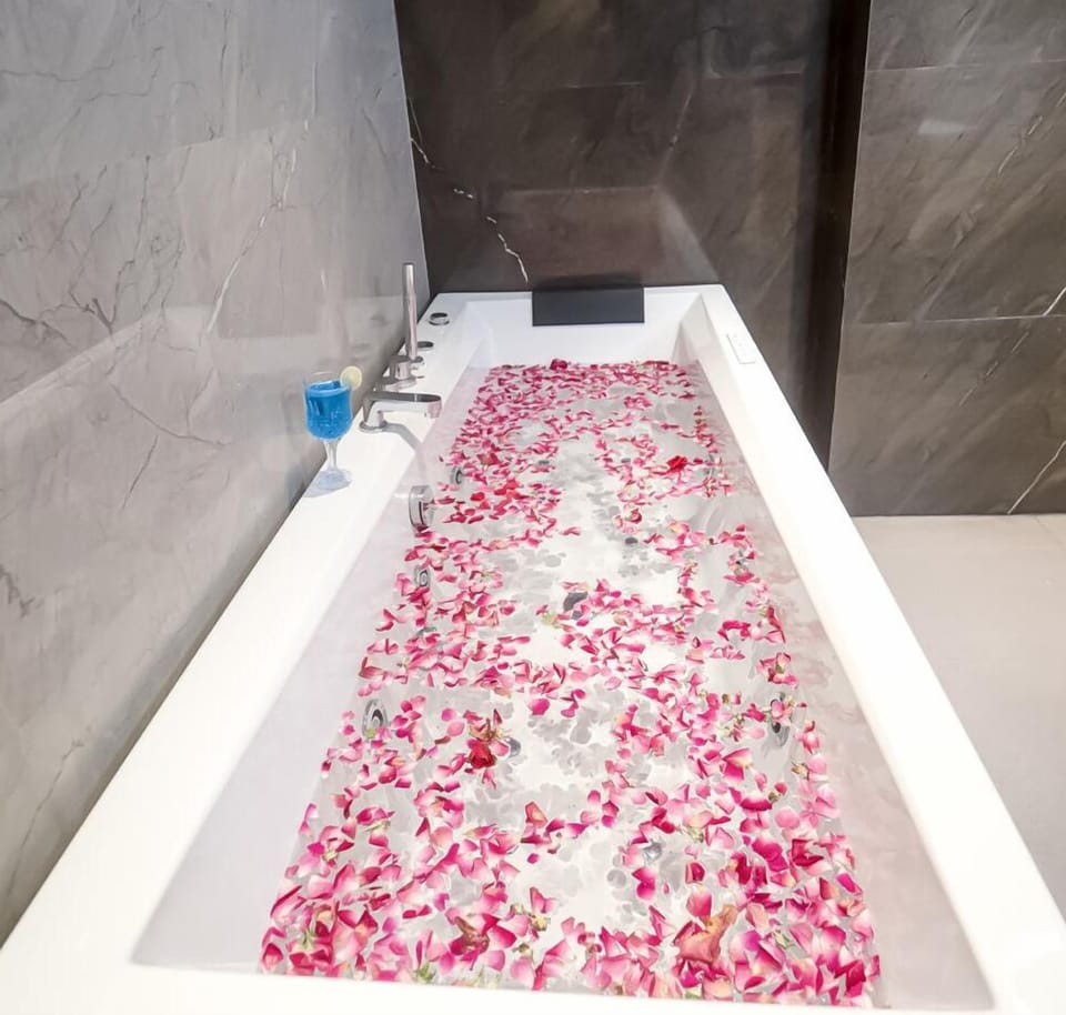 Shower, rainfall showerhead, free toiletries, hair dryer