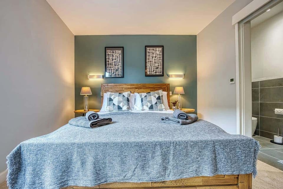 Bedroom with 1 double bed and en-suite at Blue Puffin Stays Short Lets & Serviced Accommodations