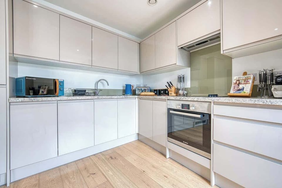 Fully equipped kitchen at Blue Puffin Stays Short Lets & Serviced Accommodation