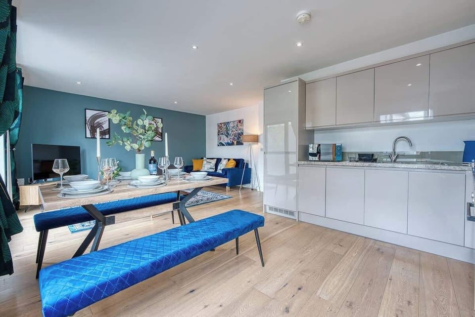Dining area at Blue Puffin Stays Short Lets & Serviced Accommodations