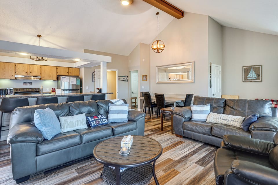 Living Room | Free WiFi | Smart TV | Window A/C Unit | Board Games & Books