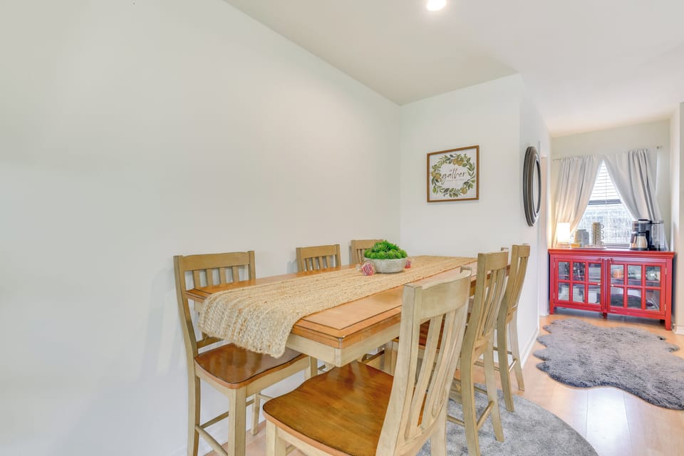 Dining Area | Dishes & Flatware Provided
