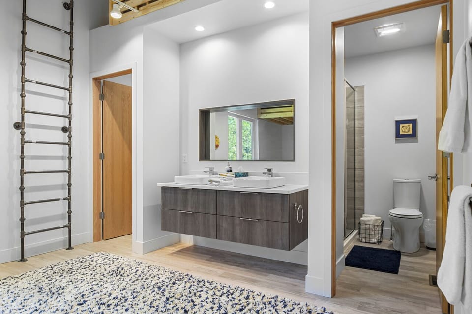 2 En suite bathrooms include rain shower, bench, and double sinks