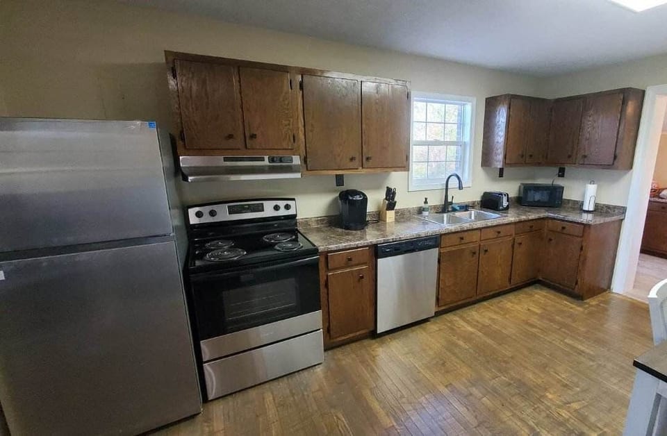 Full Kitchen / Dining room