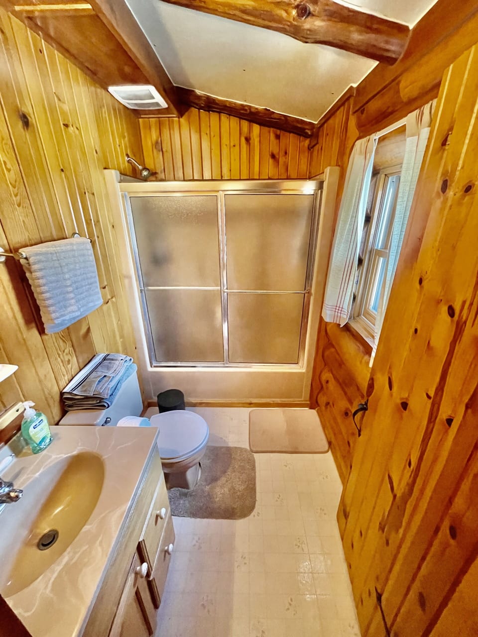 Full Bath - towels for guest use 