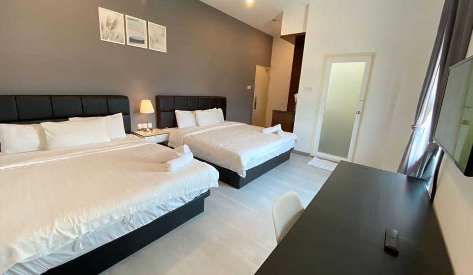 Family Room | Egyptian cotton sheets, premium bedding, down comforters, pillowtop beds