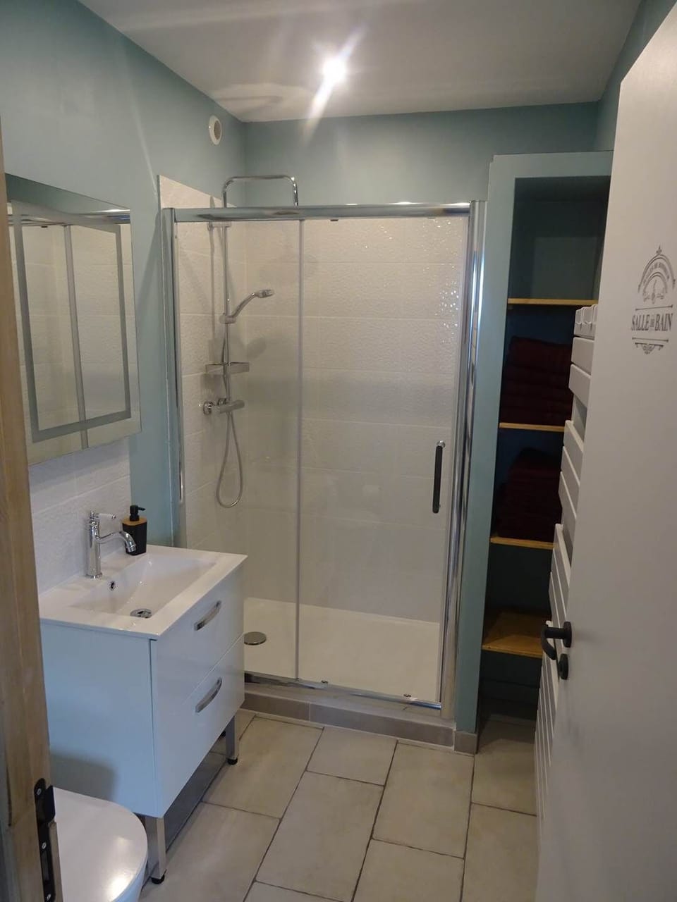 salle d'eau et toilette privatifs