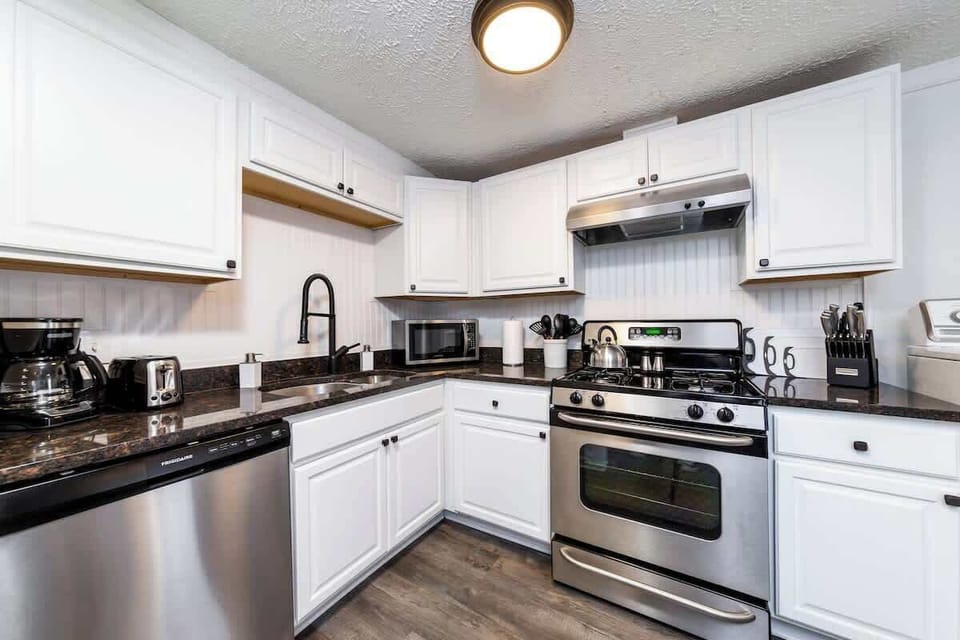 Brand new Appliances!
LOTS of cabinet space.
The washer and dryer are also located in the kitchen