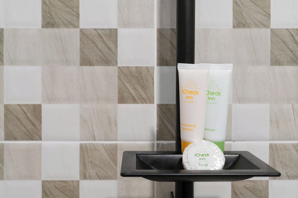 Deluxe Room | Bathroom amenities | Shower, towels