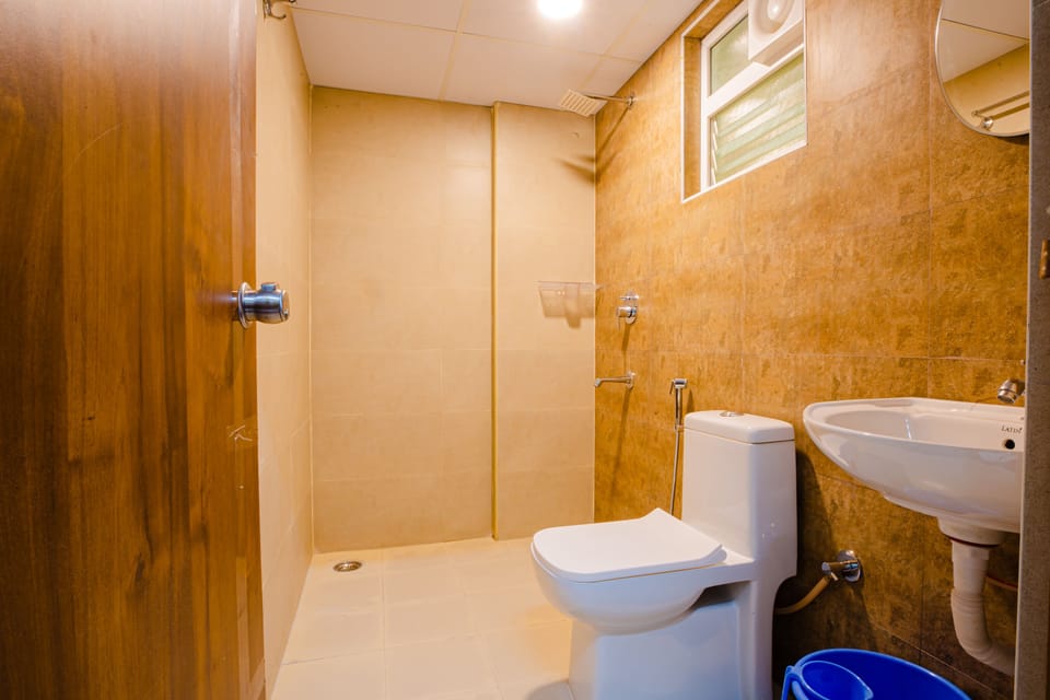 Shared Dormitory | Bathroom | Shower, rainfall showerhead
