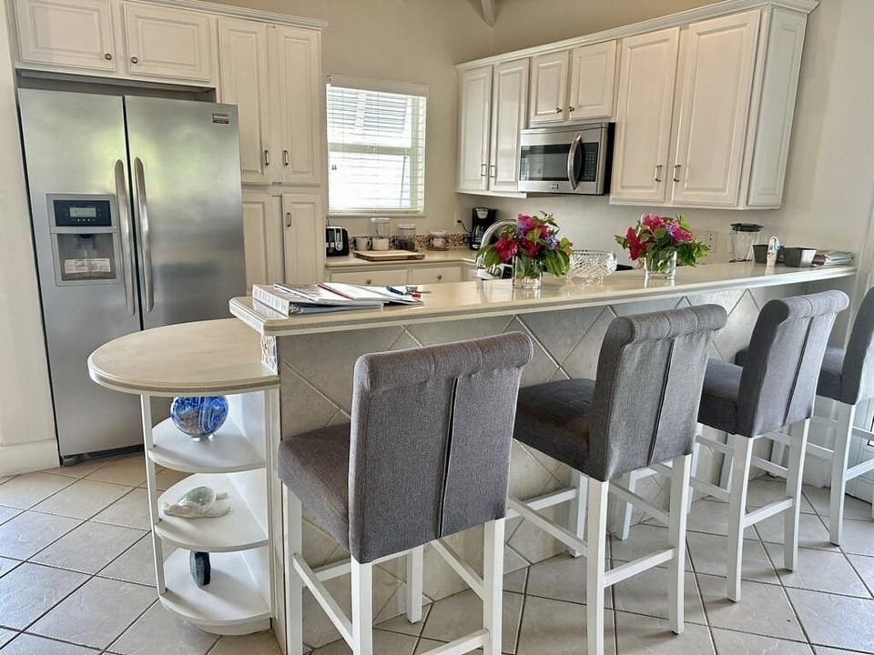 Fully stocked kitchen with gas stove, ss fridge has ice maker and filtered water