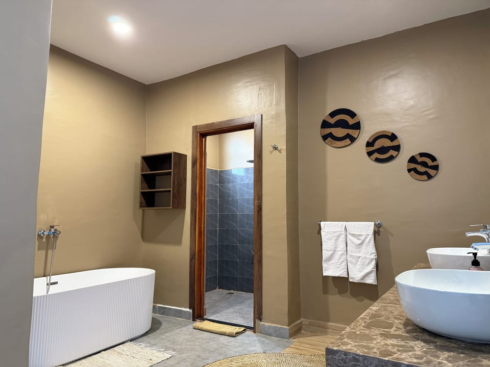 Deluxe Bungalow | Bathroom | Free toiletries, towels