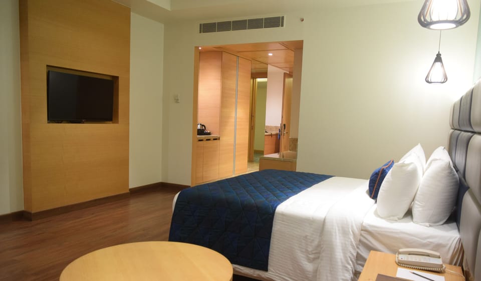 Premium Room, 1 King Bed | In-room safe, desk, laptop workspace, soundproofing