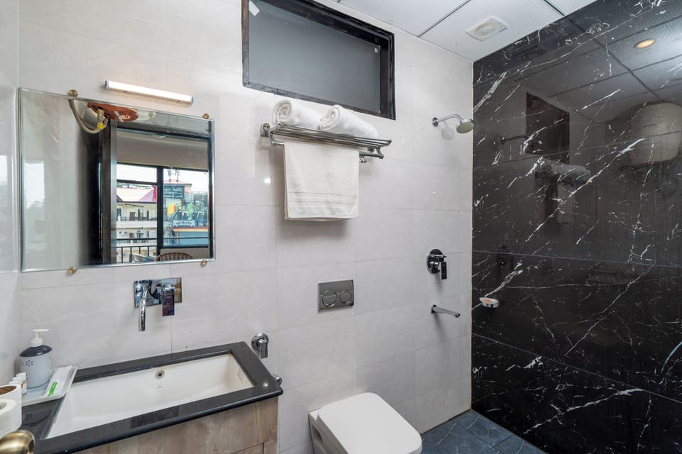 Shower, rainfall showerhead, free toiletries, hair dryer
