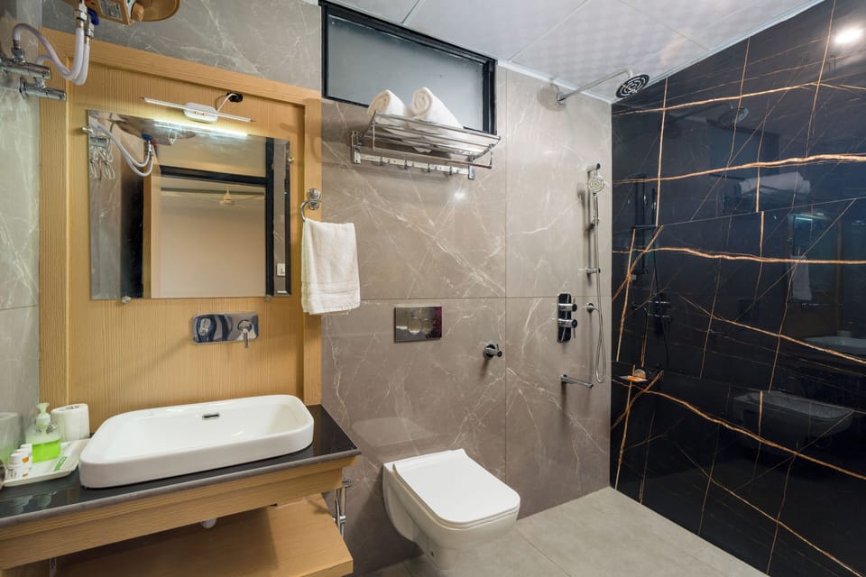 Family Quadruple Room | Bathroom | Shower, rainfall showerhead, free toiletries, hair dryer