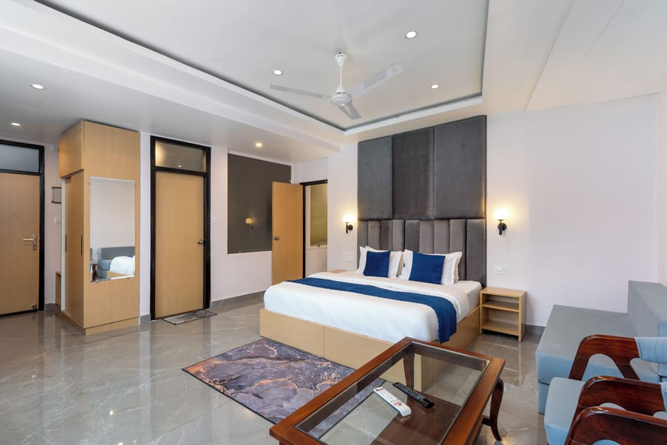 Family Quadruple Room | Desk, laptop workspace, rollaway beds, free WiFi