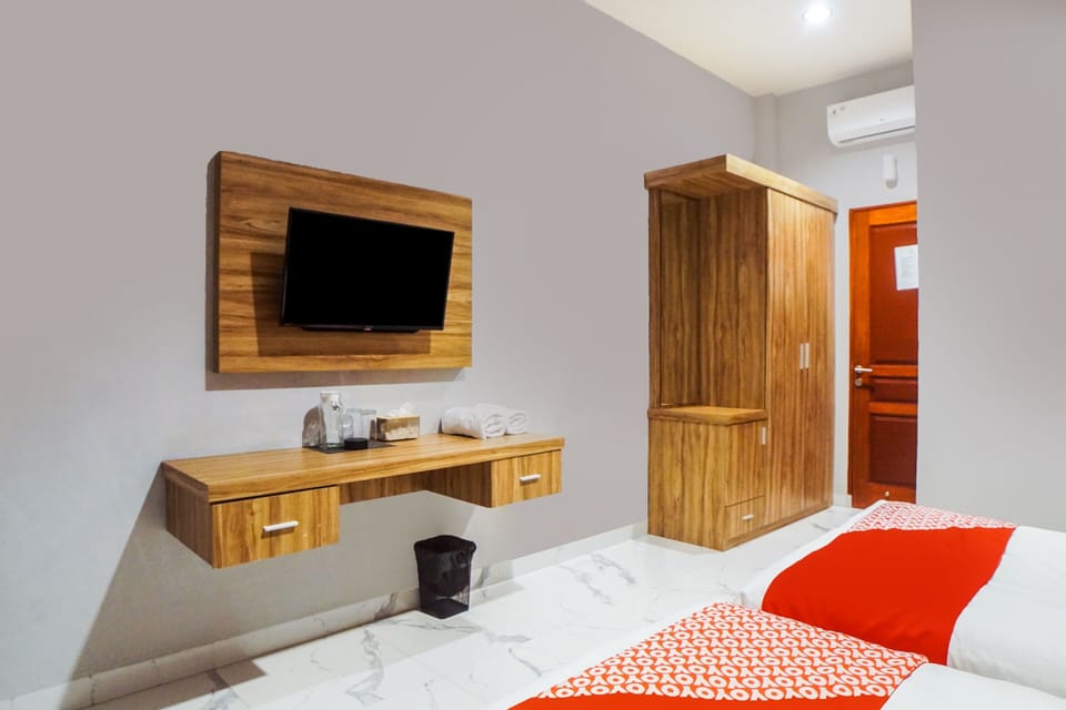 Deluxe Twin Room | Desk, laptop workspace, WiFi (free), bed sheets