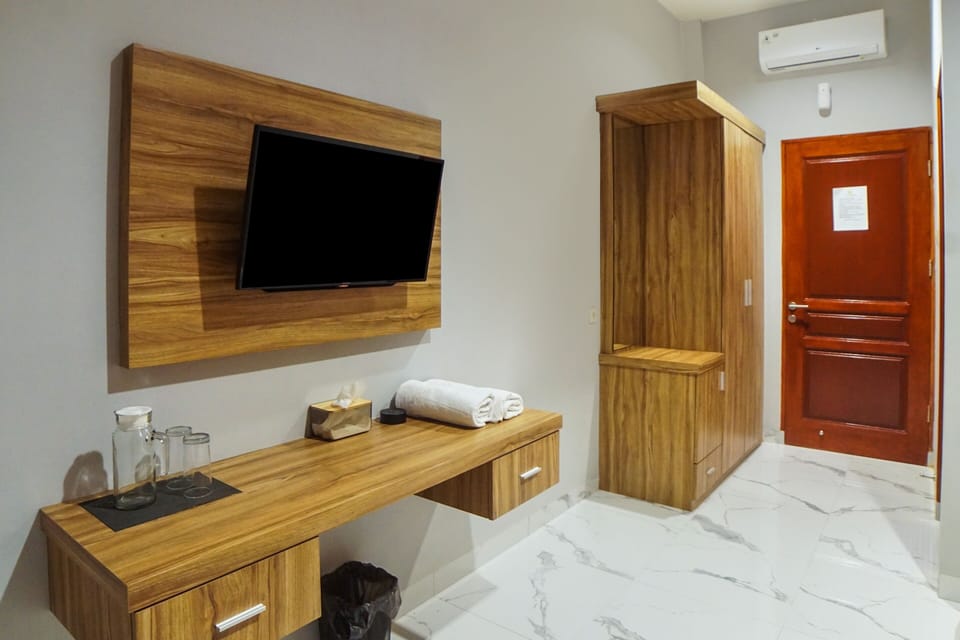 Deluxe Double Room | Desk, laptop workspace, WiFi (free), bed sheets