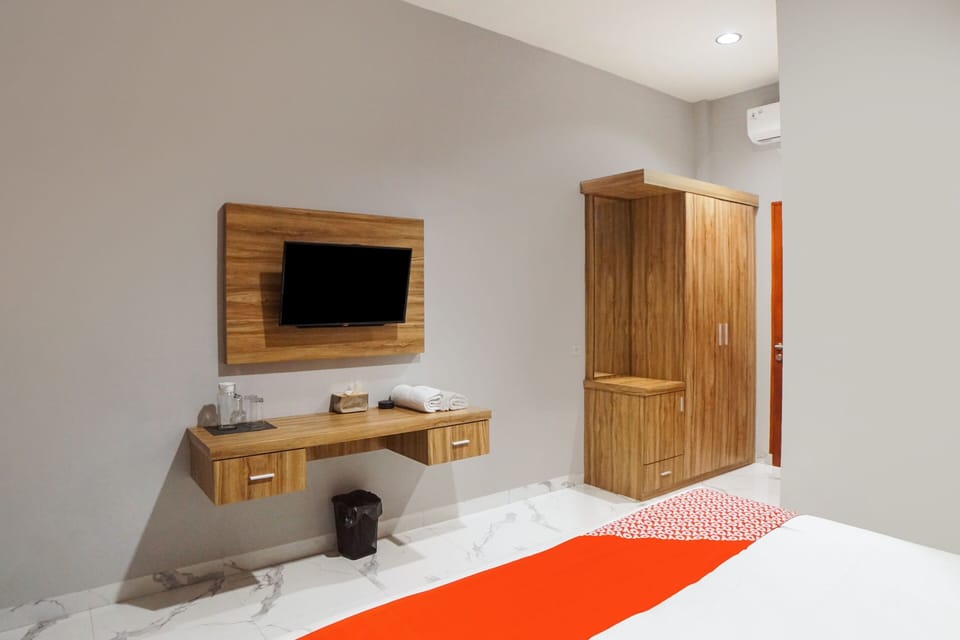 Deluxe Double Room | Desk, laptop workspace, WiFi (free), bed sheets