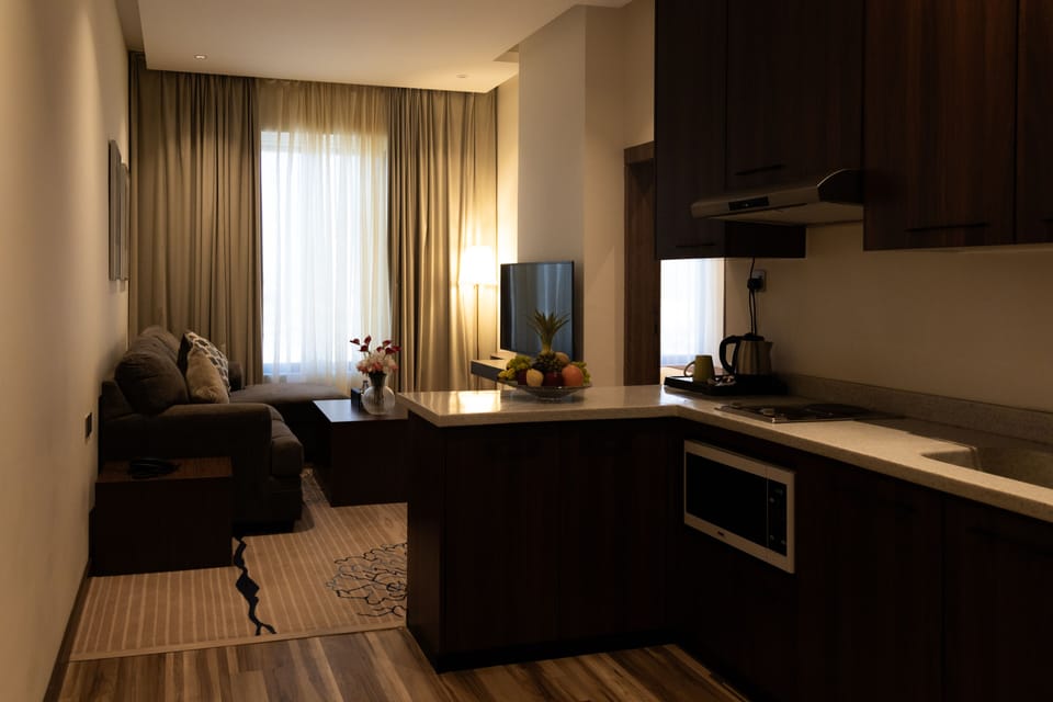 Executive Apartment | Private kitchen | Full-size fridge, microwave, oven, stovetop