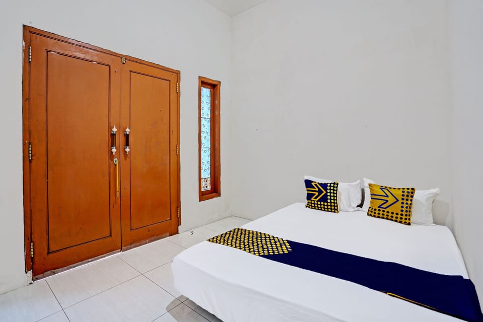 Economy Double Room | Laptop workspace, bed sheets