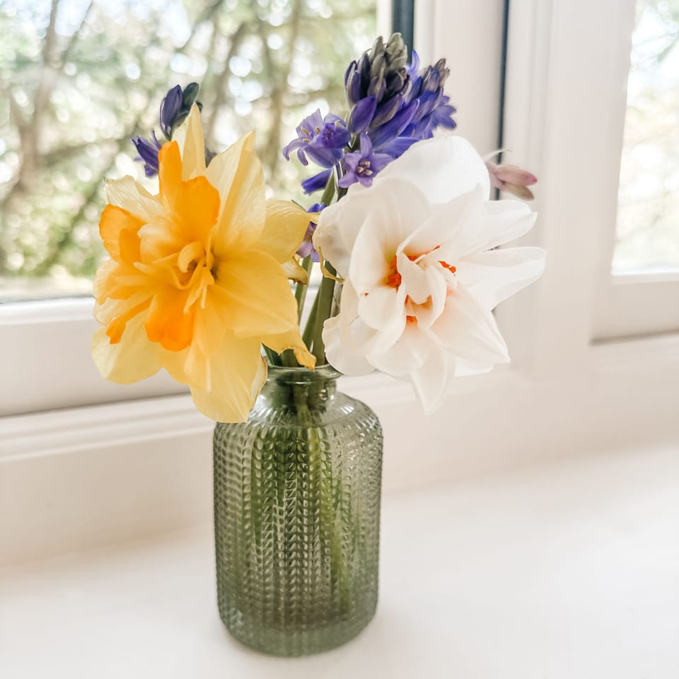 There are fresh flowers to greet each guest. 