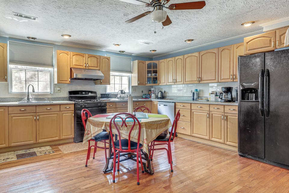 Kitchen & Dining Area | Main Level