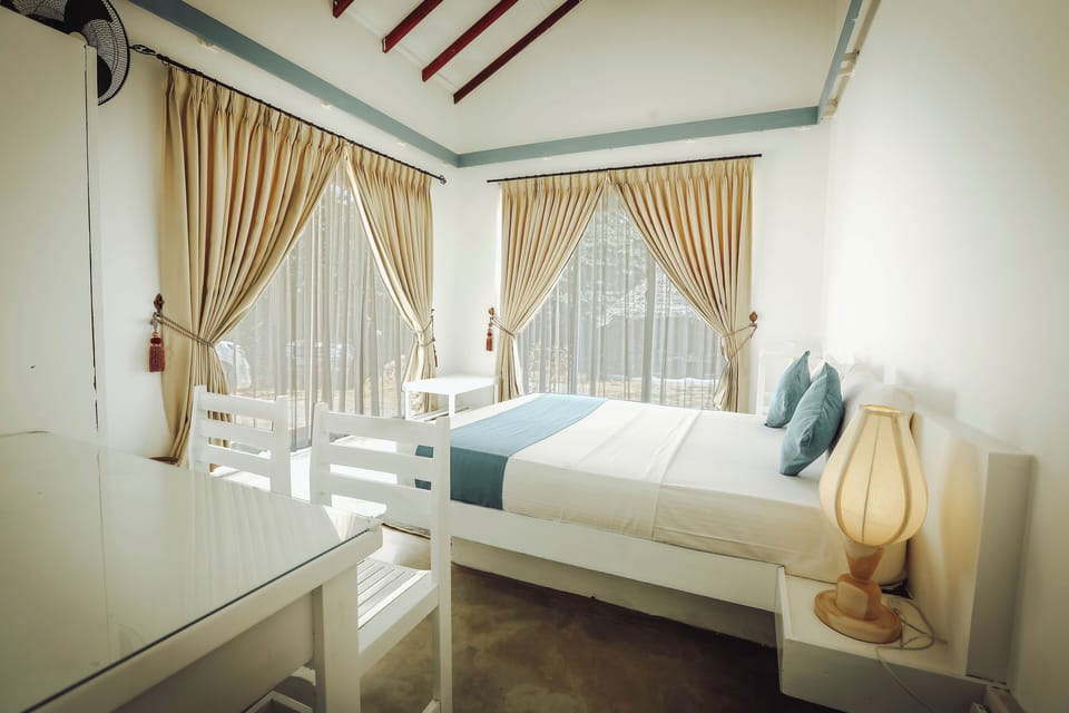 Deluxe Double Room, 1 Bedroom, Sea View | Desk, laptop workspace, soundproofing, free WiFi