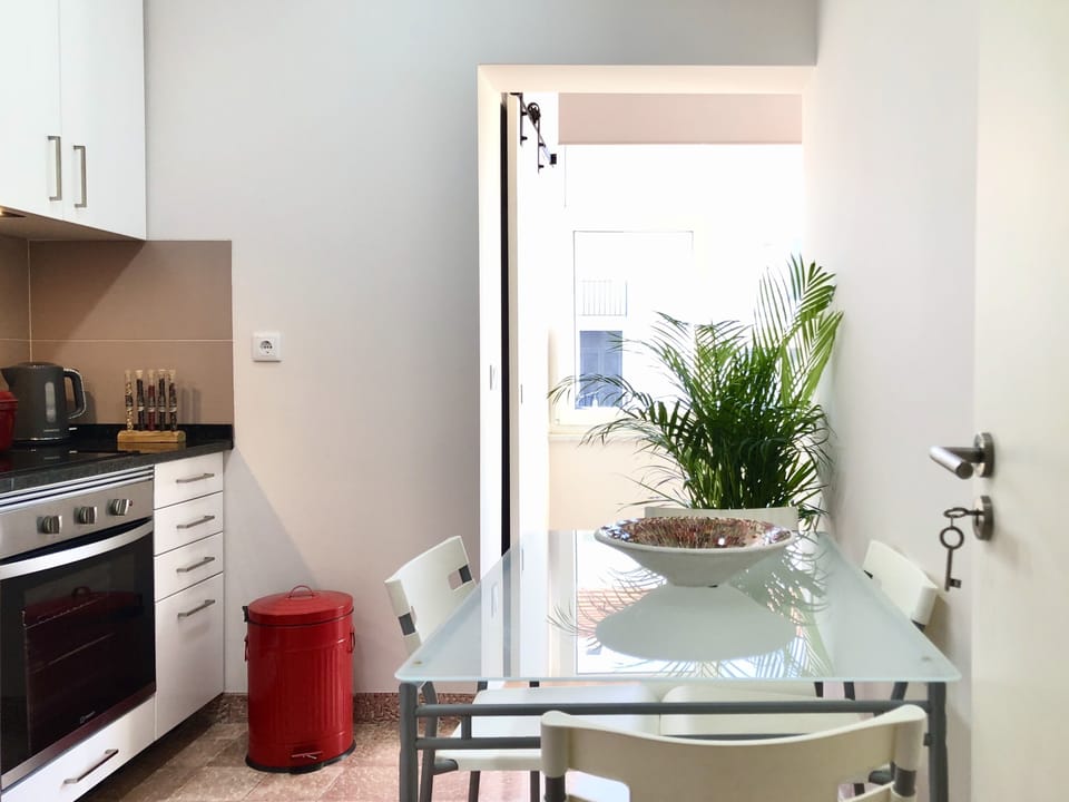A cozinha totalmente equipada e mesa de jantar para 4