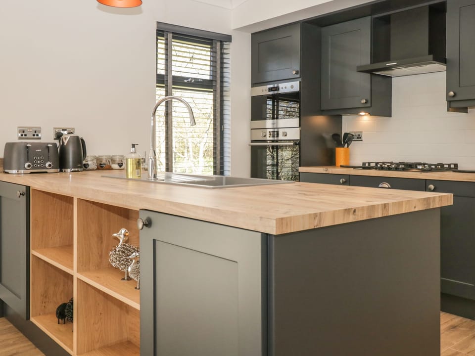 Cottage | Private kitchen | Fridge, dishwasher, electric kettle, toaster