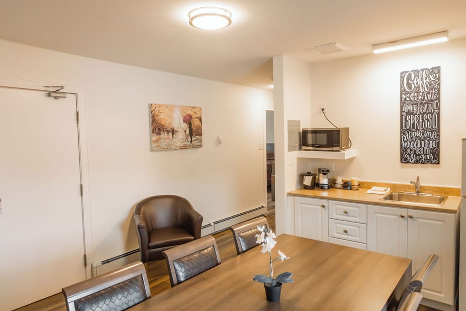 Family Suite, 2 Bedrooms, Non Smoking, Refrigerator & Microwave | Private kitchenette | Microwave, coffee/tea maker