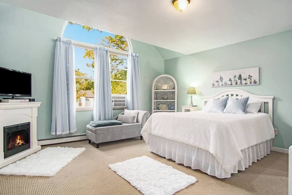 Master Bedroom- Main Floor (Queen Bed)